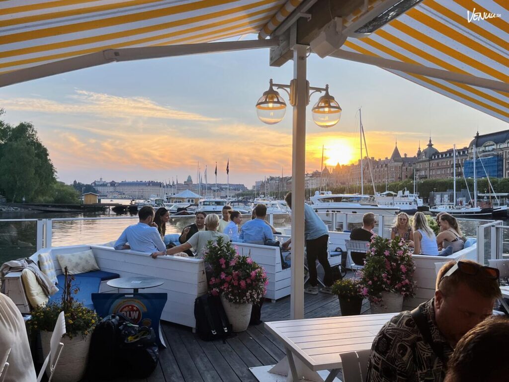 Restaurang Djurgårdsbron, en elegant och ljus restaurang vackert belägen vid vattnet på Djurgården med utsikt.