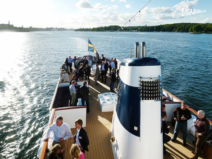 M/S Blue Charm, en elegant och modern båt som erbjuder exklusiva festupplevelser på Stockholms vatten med panoramavyer.