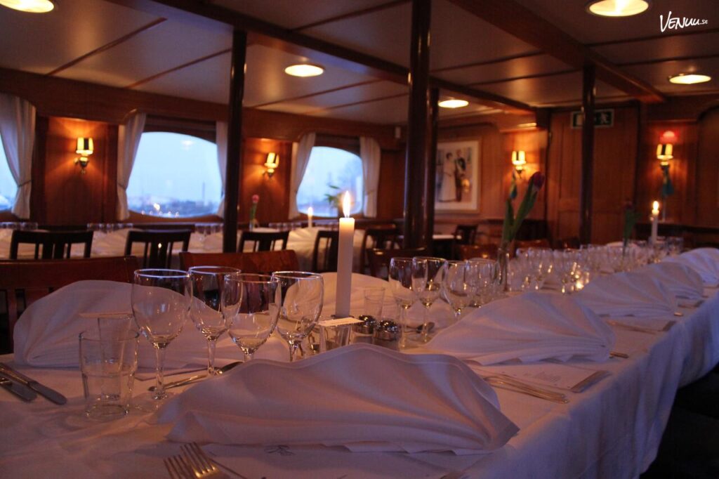 M/S Segelkronan, ett stilfullt fartyg som erbjuder eleganta och exklusiva festupplevelser på Stockholms vatten.