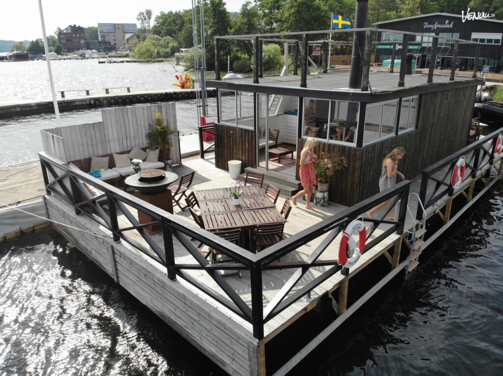 Bastuflotte Stockholm, en unik och avkopplande festlokal på vattnet som kombinerar fest med bastubad.