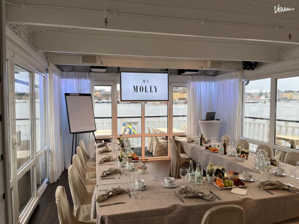 M/S Molly, ett stilfullt fartyg som erbjuder unika, flytande festupplevelser på Stockholms vatten med lyxig inredning.